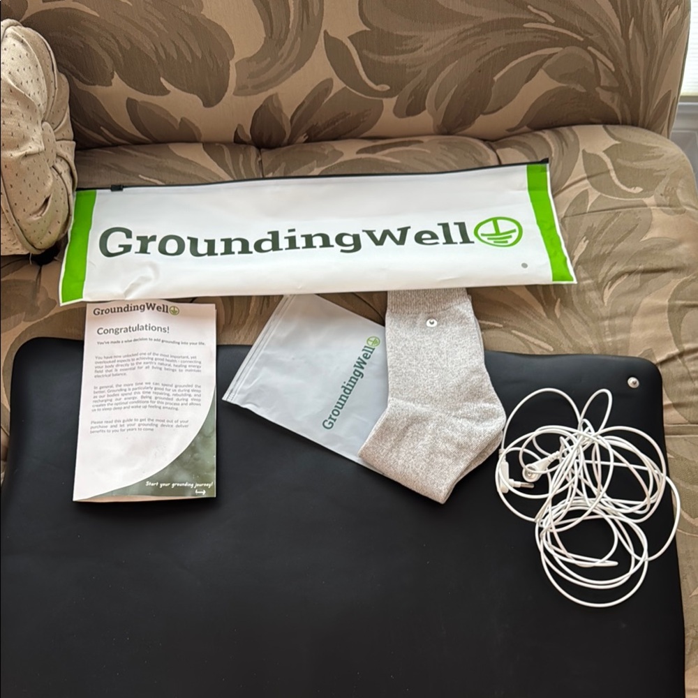 GroundingWell Black Grounding Mat & socks